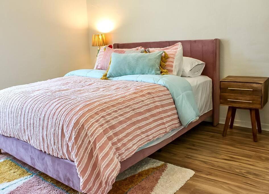 Villa Newly Remodeled Midcentury Pink Flamingo Casa Phoenix Exterior foto